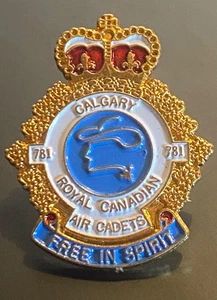Insigne épingle revers vintage Royal Canadian Air Cadets Calgary Free in Spirit ton or - Photo 1/3