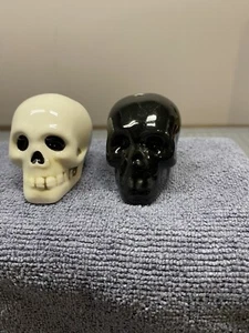 Halloween Skull Mini Salt & Pepper Shaker Set Cracker Barrel - Picture 1 of 6