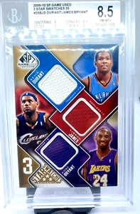 2009 SP Game Used 3 Star Swatch, Kobe, Durant and Lebron (6/35)  / BGS 8.5 - Bild 1 von 6