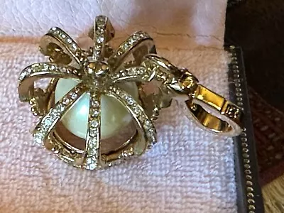 Corona Juicy Couture con dije de perlas para pulsera  Foto 1 de 4