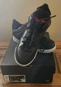Jordan Jugend Courtside 23 schwarz Fitnessstudio rot partikelgrau Kinder Turnschuhe Größe 1 Y  - Bild 1 von 12