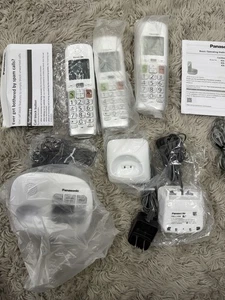 Juego de 3 teléfonos inalámbricos Panasonic, modelo KX-TGU430 - Imagen 1 de 3