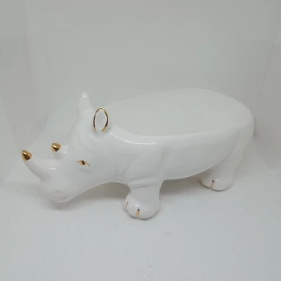 Plato de baratija de jabón Pier One con patas rinoceronte blanco con detalles dorados Foto 1 de 4