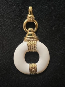 Ciondolo ciambella moderno tondo smaltato bianco e tono oro 1 1/4" - Foto 1 di 9