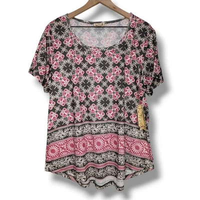 Camisa feminina One World nova com etiquetas 1X verde floral manga curta cravejada gola redonda - Imagem 1 de 4