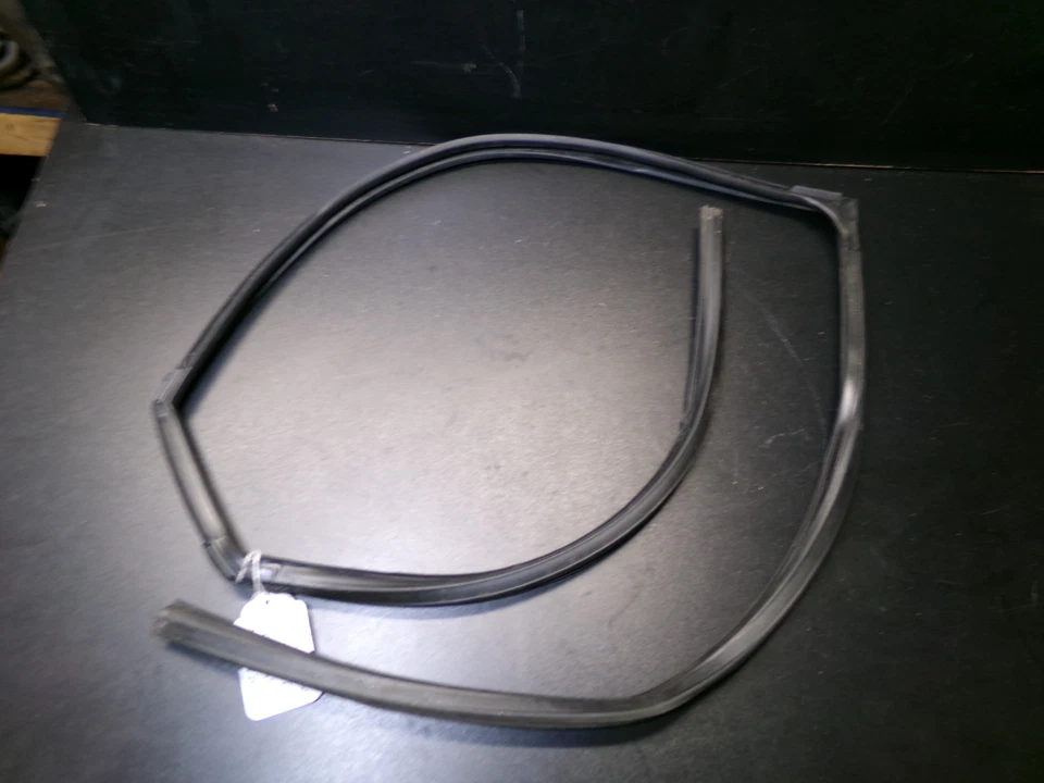 Уплотнение уплотнительная прокладка для рамы задней левой двери окна 10-15 Toyota Prius - Изображение 1 из 4