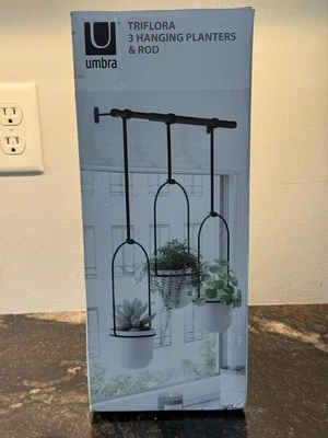 Umbra Triflora悬挂花盆窗户,室内草本花园,白色/黑色 — 第 1/4 张图片