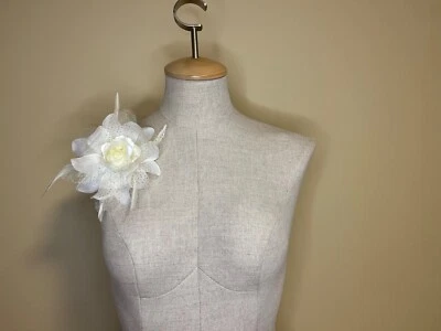 Broche rosa branca; alfinete e fecho; 6 polegadas de diâmetro, manchas douradas, penas - Imagem 1 de 4