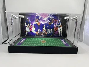 JJ McCarthy & Justin Jefferson Vikings 2 Mini Helm Vitrine mit LED Beleuchtung - Bild 1 von 7