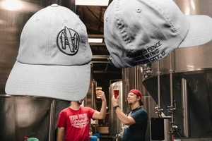 Valla torcida elaboración de cerveza jardín ciudad Idaho hebilla sombrero gorra gris cerveza pub cervecería - Imagen 1 de 6