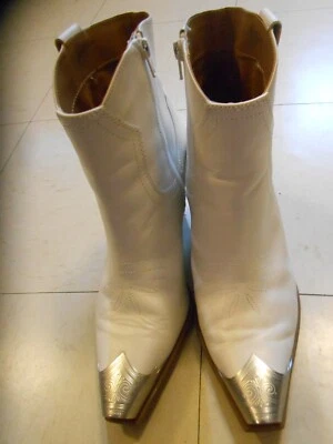 BOTAS WESTERN FEMININAS GB COURO BIQUEIRA PONTIAGUDA BRANCA TAMANHO 10M - Imagem 1 de 4