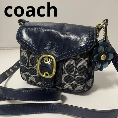 Bolso de Hombro COACH Signature Bandolera Esmalte Charol Azul Marino con Dije Foto 1 de 4