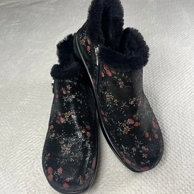 Botines superiores de cuero con ribete de piel sintética floral Alegria by PG Lite Foto 1 de 4