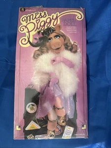 Muñeca de papel Miss Piggy Colorforms 1980 vintage de pie 6 impresionantes trajes y pelucas - Imagen 1 de 4