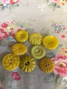 8 Mix Designs YELLOW Vintage Plastic Buttons Flower Shapes - Picture 1 of 2