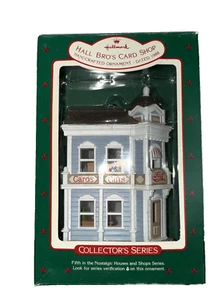 Neu 1988 Hallmark Weihnachtsschmuck 3. Nostalgie Häuser Weihnachten Süßigkeitenladen - Bild 1 von 6