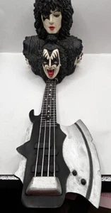 2004 Kiss offiziell lizenzierte Gene Simmons Axt Gitarre Räuchergefäß Rock LESEN - Bild 1 von 22