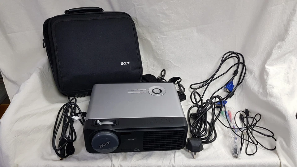 Acer pd523 VGA DLP Projector with Case & Cables LOW 991 Lamp Hours - Image 1 of 4