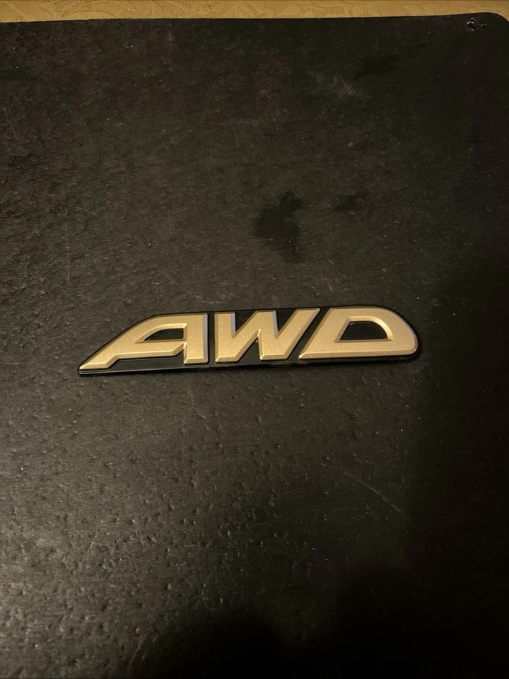 2000-2004 Subaru Outback AWD emblema para porta traseira do porta-malas fabricante de equipamento original | Usado - Imagem 1 de 1