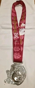 2017 Disney Prinzessin 5k Medaille mit Schlüsselband Die Schöne und das Biest Mrs Potts Chip - Bild 1 von 5