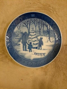 ROYAL COPENHAGEN Denmark Christmas Plate 1979 CHOOSING THE CHRISTMAS TREE Lange - Picture 1 of 2