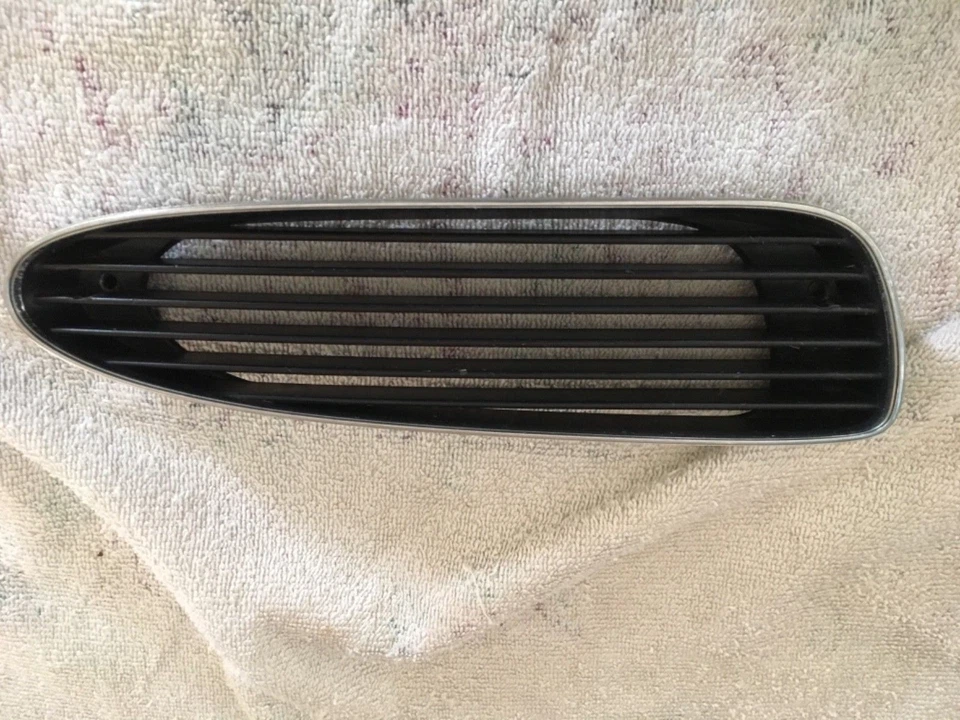 Oldsmobile 88 LS & LSS 1996-1999 REJILLA RH 25622144 montado en panel de cabezal 96-99 Foto 1 de 4
