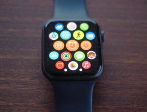 Apple Watch SE GPS 2020 A2352 44mm aluminium ceramic case 32GB - Picture 1 of 11