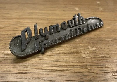 Plymouth Special Deluxe 1941 emblema cromado (B) Foto 1 de 4