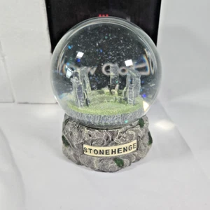 English Heritage Stonehenge Schneekugel Kuppel Sturm 13 cm groß verpackt Neu - Bild 1 von 6