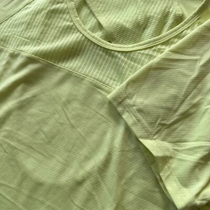Under Armour Run Women's Medium Pullover Shirt Peep Back Neon Green Heat Gear - Picture 1 of 9