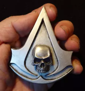 Assassins Creed schwarze Flagge Abzeichen Pin - Bild 1 von 2