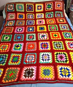 NEU HANDGEFERTIGT BURGUNDERROT & RETRO STREIFEN mehrfarbig GRANNY SQUARES AFGHANISCH Posten #209 - Bild 1 von 2