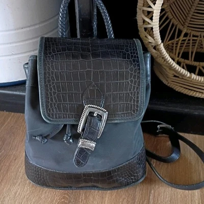 Mochila Cartera Cuero y Vinilo Brighton Usada A 097874 Foto 1 de 4