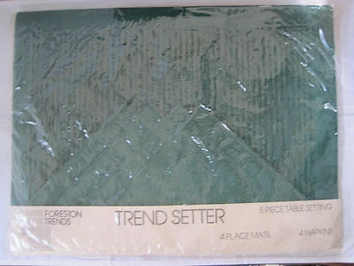 TRENDSETTER 8-PIECE TABLE SETTING GREEN 4 PLACE MATS / 4 CLOTH NAPKINS - NIP - Image 1 of 3