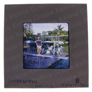Mujer en traje de baño 1968 de pie sobre tabla de buceo 35 mm foto diapositiva Trinidad Hilton - Imagen 1 de 3