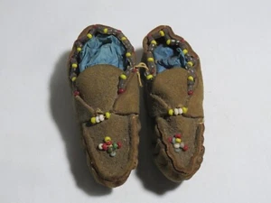 Vintage Handmade Beaded Suede Doll Moccasins Native American Style 2 1/2 x 3/4 - Picture 1 of 8