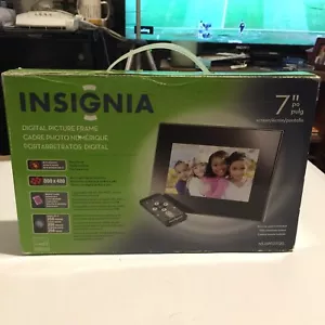 Insignia 7" Widescreen LCD Digital Photo Frame NS-DPF0712G - Black/Silver - Picture 1 of 6
