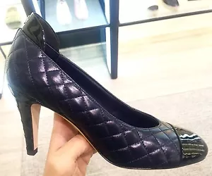 CHANEL KLASSISCHE PUMPS MARINEBLAU/SCHWARZ GESTEPPT KALBSLEDER MIT CC LOGO 38,5 - Bild 1 von 12