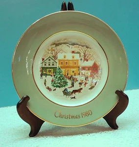 1980 Avon Christmas Plate With Pale Blue Green Border And Village Scene - Picture 1 of 7