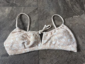 NWOT Billabong Swimsuit Bikini Top Geometric Size Lrg - Picture 1 of 4