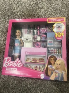 Barbie Coffee Shop Spielset blonde Barista Puppe mit funktionierender Kaffeemaschine Neu im Karton T1 - Bild 1 von 2