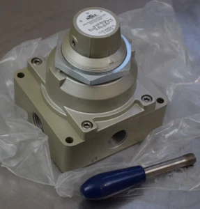 AUTOMATION DIRECT NITRA CVR-448D4-HL MANUAL VALVE 4-PORT 4-WAY 3-POSITION - Picture 1 of 4