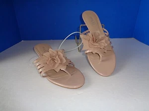 NINE & CO. "JJLUXY" THONG TOE SANDAL - TAN PATENT WITH FLOWER  BOW - 7.5 M - NEW - Picture 1 of 3