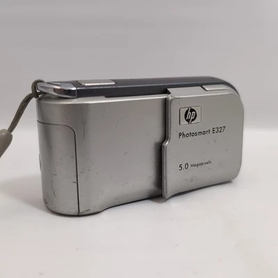 HP PhotoSmart E327 5.0MP Digital Camera - Silver - Image 1 of 4
