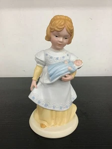 VINTAGE 1981 Avon Figurine | A Mother's Love | 14 cm Tall  - Picture 1 of 5