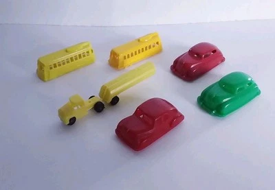 Lote de seis vehículos de plástico duro años 50-60 3 coches, 1 camión y 2 carros   Foto 1 de 4