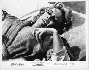 Fotografía original 1961 de la película Five Minutes To Love de colección estrenada en estudio - Imagen 1 de 2