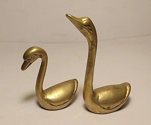 Cygnes anciens en laiton 3,5" de haut et 2,5" de haut fabriqués en Inde - Photo 1/5