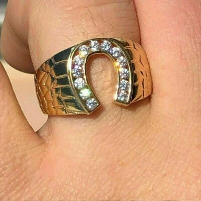 Anillo de compromiso para hombre con acabado de oro amarillo de 14 quilates banda redonda de diamantes de 0,8 quilates zapato de caballo Foto 1 de 4