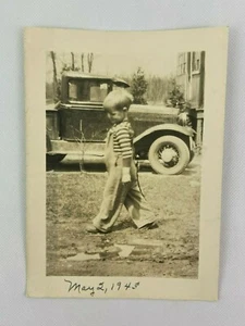 Salopette ragazzo pickup camion cortile vintage bianco e nero fotografia istantanea 5 x 7 - Foto 1 di 3